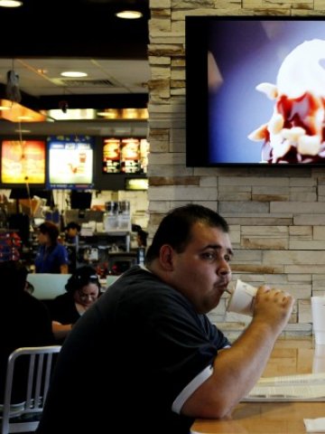 <p>
	През 2010 г. смъртните случаи, свързани с наднормено тегло, са били тройно повече от тези, свързани с недохранване.&nbsp;<em>Снимка: Ройтерс</em></p>
