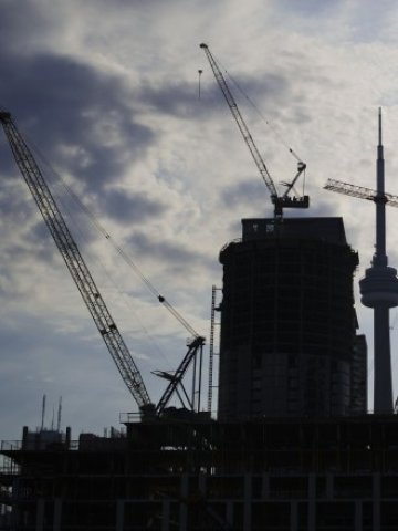 <p>
	Темповете на новото строителство изпреварват прираста на населението, предупреждават анализатори. <em>Снимка: Ройтерс</em></p>
