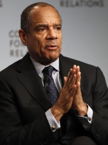 <p>
	Главният изпълнителен директор на American Express Кенет Шено. <em>Снимка: Архив Ройтерс</em></p>
