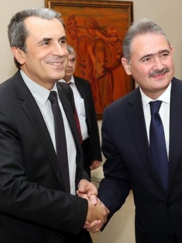 <p>
	Премиерът Пламен Орешарски се срещна с вицепрезидента на Европейската инвестиционна банка Михай Танасеску. <em>Снимка: БТА</em></p>
