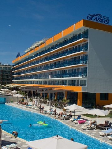 <p style="text-align: justify;">
	Хотел Гларус в к.к. Слънчев бряг е собственост на дъщерното Синергон Хотели.&nbsp;<em>Снимка: hotelglarus.bg</em></p>
