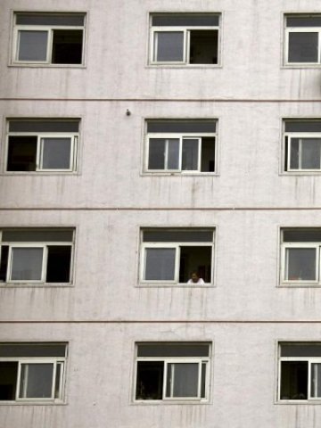 <p>
	Жилищна сграда в Пекин. <em>Снимка: Ройтерс</em></p>
