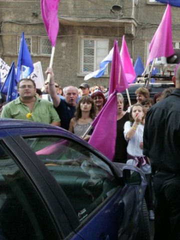 <p>
	Протест на служители и работници на холдинга срещу продажбата му. Снимка: БТА</p>
