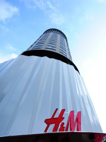 <p>
	Снимка от първия магазин на H&amp;M в Сингапур, отоврен преди дни. Снимка: H&amp;M</p>
