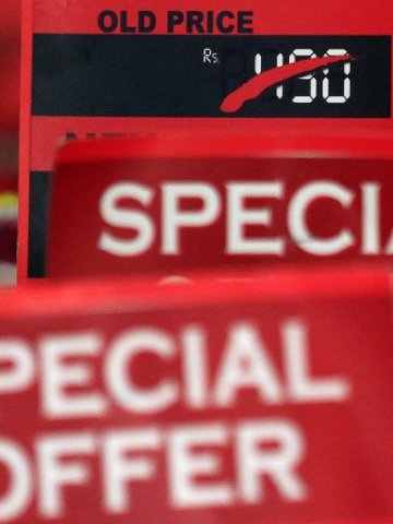 <p>
	За хранителни стоки, алкохол и тютюн потребителите е трябвало да плащат с 1,7% повече. <em>Снимка: Архив Ройтерс</em></p>
