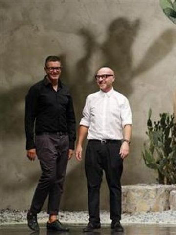 <p>
	Дизайнерите Доменико Долче и Стефано Габана. <em>Снимка: Ройтерс</em></p>
