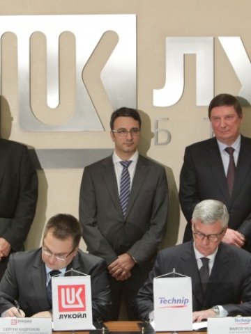 <p>
	<em>Шефовете на &quot;Лукойл Нефтохим Бургас&quot; Сергей Андронов и на Technip Марко Вила&nbsp;подписват договора за строителство на новия завод на бургаската рафинерия &nbsp;&nbsp;</em><em>Снимка: БТА</em></p>
