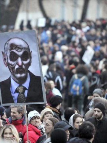 <p>
	Протест срещу корупцията и бюджетните икономии в Любляна, 8 февруари. <em>Снимка: Ройтерс</em></p>
