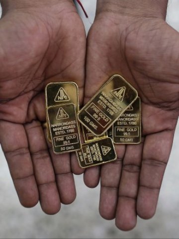 <p>
	Благородният метал продължава поевтиняването си и след публикуването на протокола на Фед. <em>Снимка: Ройтерс</em></p>
