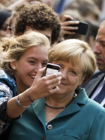 <p>
	Има ли нужда Ангела Меркел от помощ при оформянето на визията си за еврозоната? <em>Снимка: Ройтерс</em></p>
