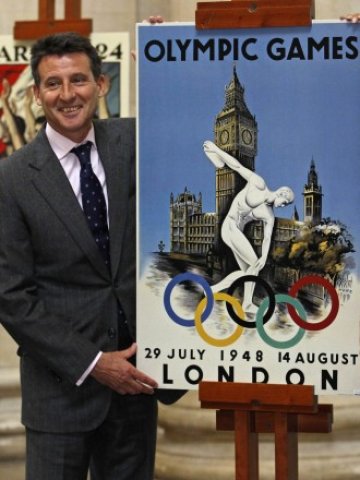 <p>
	Председателят на организационния комитет на Олимпийските игри в Лондон Себастиан Коу представя плакатите за игрите. <em>Снимка: Ройтерс</em></p>

