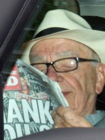 <p>
	Мърдок чете последния брой на News of the World. <em>Снимка: Ройтерс</em></p>
