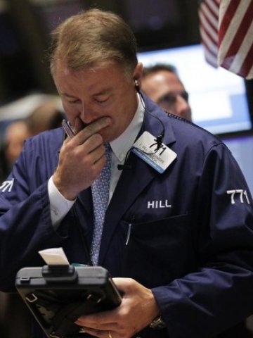 <p>
	Трейдър на борсата в Ню Йорк. <em>Снимка: Ройтерс</em></p>
