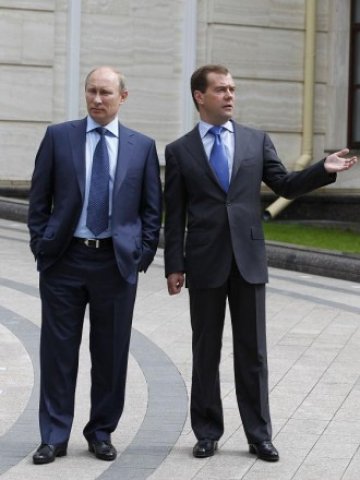 <p>
	Медведев (вдясно) и Путин. <em>Снимка: Ройтерс</em></p>
