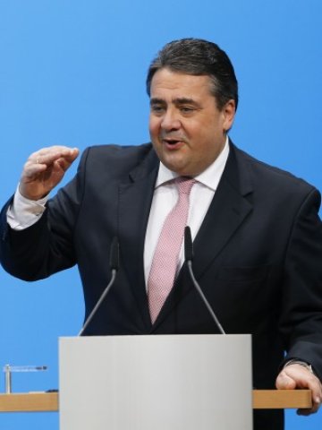 <p>
	Габриел ще задава тона в икономическата политика на Германия. <em>Снимка: Ройтерс</em></p>
