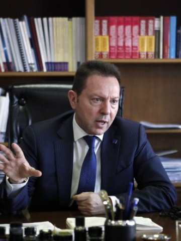 <p>
	&nbsp;финансовият министър на Гърция Янис Стурнарас. <em>Снимка: Ройтерс</em></p>
