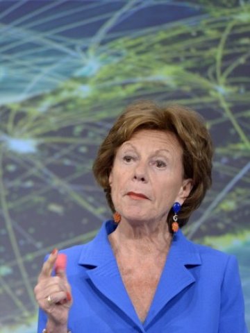 <p>
	Еврокомисарят Нели Крус представи пакет от промени за мобилното пространство, галещи ушите на потребителя. Снимка: <em>Ройтерс</em></p>
