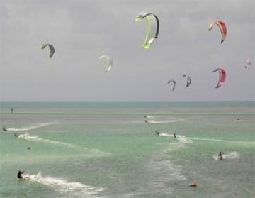 Кайтсърфингът – новата страст на морето