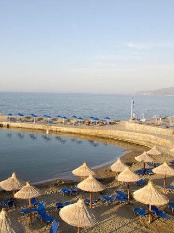 <p>
	<em>Тази година на няколко пъти български туристи бяха изоставени от туроператора си на екзотични плажове.</em> <em>Снимка: Nana Beach. Лиценз: Creative commons</em></p>
