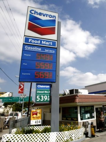 <p>
	Бензиностанция на компанията в Лос Анджелис, Калифорния.<em> Снимка: Ройтерс</em></p>
