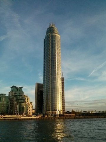 <p>
	One St George Wharf на брега на Темза. <em>Снимка: Wikipedia</em></p>
