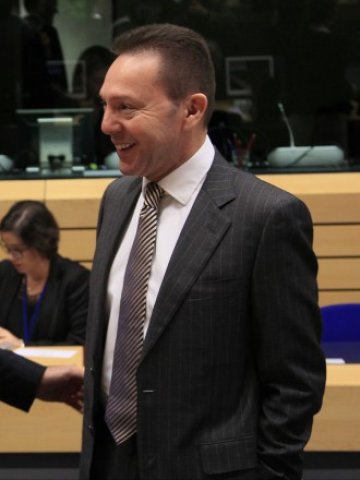 <p>
	Финансовият министър на страната Янис Сторнарас. <em>Снимка: Ройтерс</em></p>
