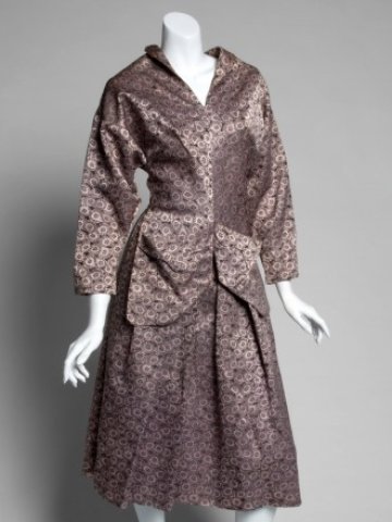 <p>
	Тази вечерна виолетова рокля от 30-те години е продадена за 13 700 долара. <em>Снимка: Ройтерс</em></p>
