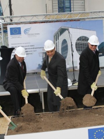 <p>
	Министърът на транспорта Ивайло Московски по време на официалната &quot;първа копка&quot; на обекта. Снимка: <em>МТИТС</em></p>
