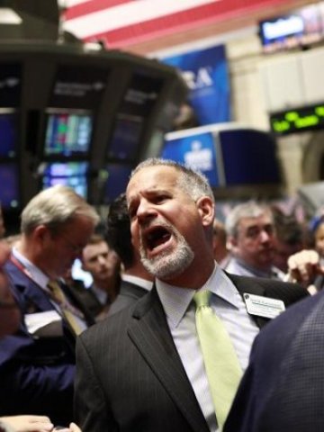 <p>
	Трейдъри на борсата в Ню Йорк. <em>Снимка: Ройтерс</em></p>
