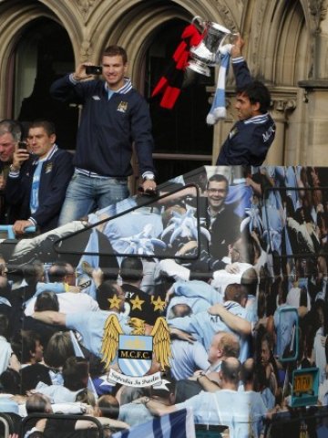 <p>
	Състезателите на Манчестър Сити празнуват заедно с почитателите си спечелването на купата.<em> Снимка: Ройтерс</em></p>
