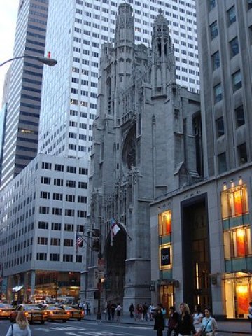 <p>
	Пето авеню в Ню Йорк е все още най-скъпата търговска улица в света. <em>Снимка: scalleja. Лиценз: <a href="http://creativecommons.org/licenses/by/2.0" target="_blank">Creative Commons</a></em></p>
