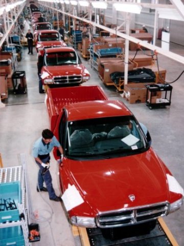 <p>
	DaimlerChrysler AG затвори през 2002 г. фабриката си в Бразилия, в която вложи 315 млн. долара, само 3 години, след като я откри. <em>Снимка: Ройтерс</em></p>
