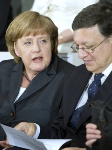<p>
	Председателят на Европейската комисия Жозе Мануел Барозу и германският канцлер Ангела Меркел. <em>Снимка: Ройтерс</em></p>
