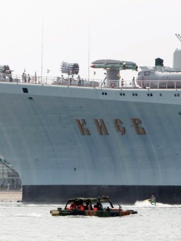 <p>
	&quot;Киев&quot; бе събуден за нов живот. <em>Снимка: Ройтерс</em></p>
