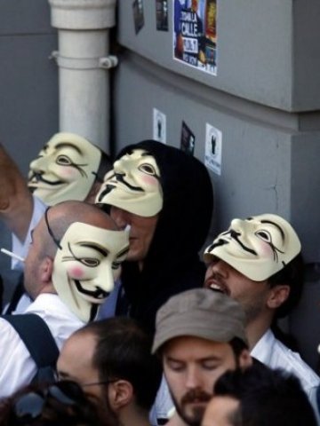 <p>
	Привърженици на хактивистите често носят маски по време на демонстрациите си. <em>Снимка: Ройтерс</em></p>
