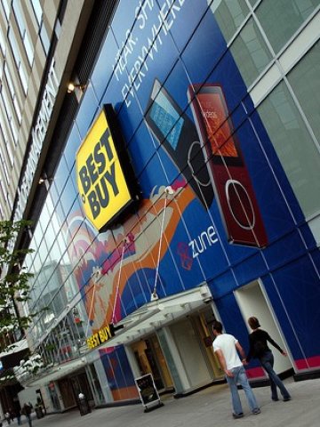 <p>
	Магазин на веригата за електроника Best Buy. Снимка: Ian Muttoo. Лиценз: <em><a href="http://creativecommons.org/licenses/by-sa/2.0" target="_blank">Creative Commons</a></em></p>
