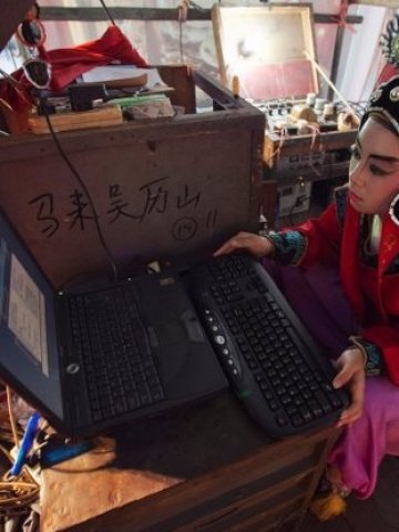 <p>
	За китайците Weibo представлява възможност за комуникират по-свободно в интернет. <em>Снимка: Ройтерс</em></p>
