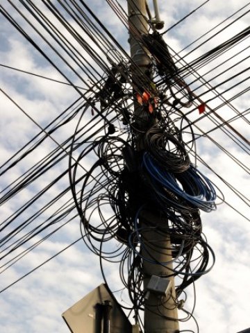 <p>
	Скоро не трябва да има такива висящи във въздуха кабели. Снимка: sxc.hu</p>
