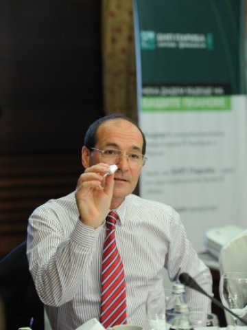 <p>
	Д-р Патрик Диксън</p>
