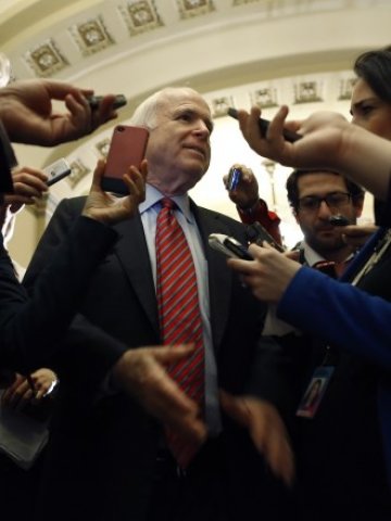 <p>
	Сенатор Джон МакКейн говори пред репортери след постигнатото споразумение за вдигането на тавана на дълга</p>
<p>
	<em>Снимка: Ройтерс</em></p>
