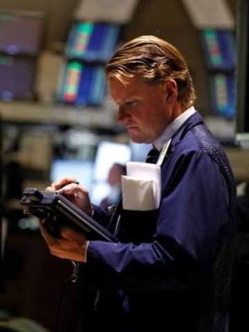 <p>Брокер на Нюйоркската фондова борса. <i>Снимка: Ройтерс</i></p>
