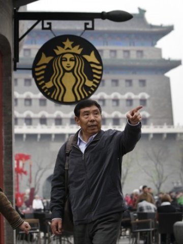 <p>
	Starbucks вече откри първите си обекти в Китай. <em>Снимка: Ройтерс</em></p>
