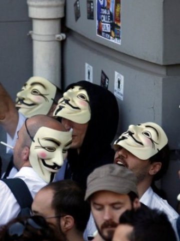 <p>
	Поддръжници на свободата в интернет. <em>Снимка: Ройтерс</em></p>
