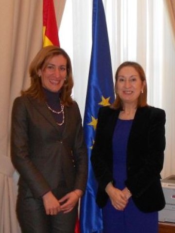 <p>
	Министърът на туризма Николина Ангелкова на среща с министъра на развитието на Испания Ана Пастор. <em>Снимка: БТА</em></p>
