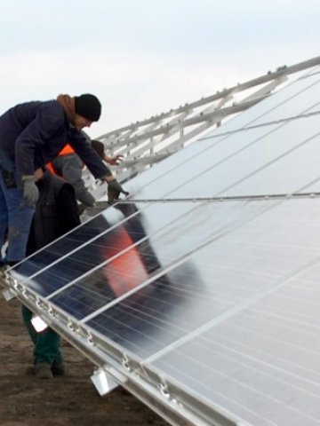 <p>
	<em>Нараства броят на изградените в страната слънчени инсталации &nbsp; &nbsp; Снимка: БТА</em></p>
