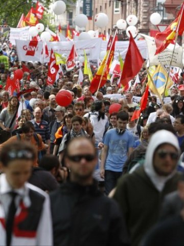 <p>
	Демонстрация срещу мерките за бюджетни икономии, безработицата и ниските доходи във Франкфурт на 19 май. <em>Снимка: Ройтерс</em></p>

