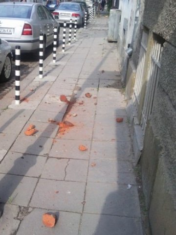 <p>
	Центъра на София тази сутрин бе осеян с паднали тухли от комините на стари сгради.&nbsp;<em>Снимка: Investor.bg</em></p>
