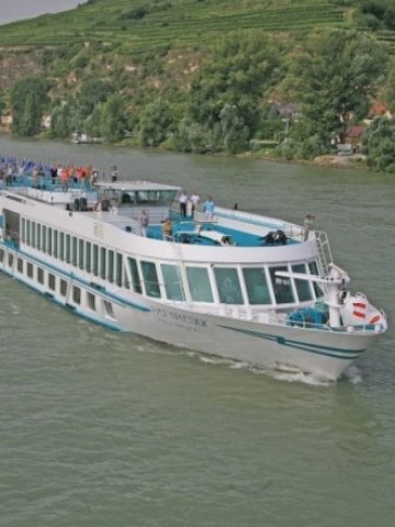 <p>
	Круизен кораб Русе Престиж <em>Снимка: www.dunavtours.bg</em></p>

