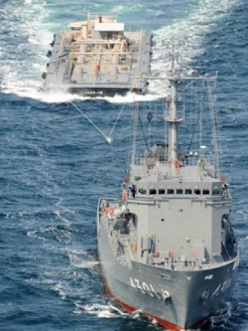 <p>Японски кораб тегли американски съд с вода за охлаждане на реакторите. <i>Снимка: Ройтерс</i></p>