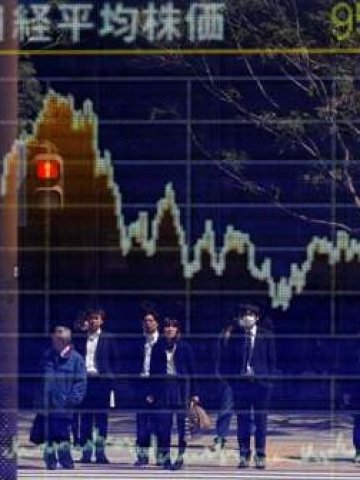 <p><span style="font-size: 10pt;">Отражението на минувачи&nbsp;върху табло в Токио, отразяващо стойностите на </span><span style="font-size: 10pt;">Nikkei 225. </span><i><span style="font-size: 10pt;">Снимка: Ройтерс</span></i></p>